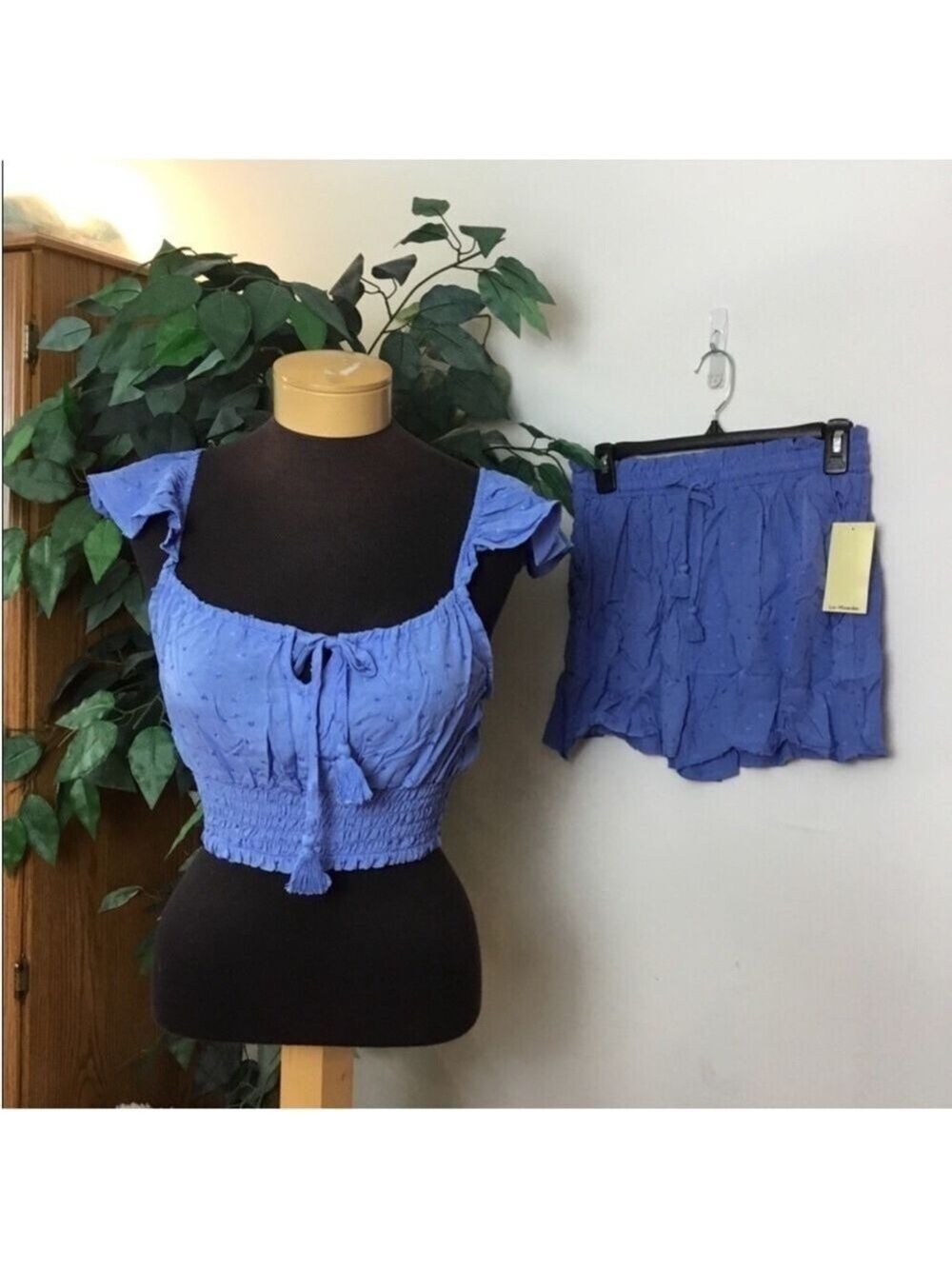 Live to be spoiled twist front crop top & short set Woman’s Juniors size Large